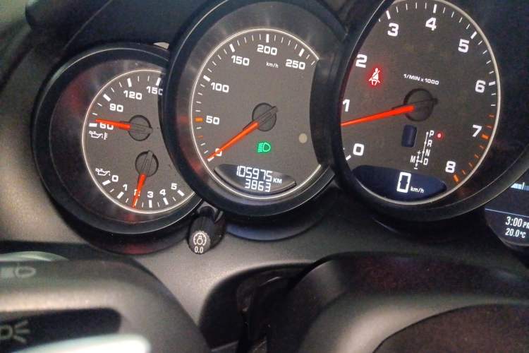 Used Porsche Cayenne 2016 Cayenne 3.0T Odometer Close Up