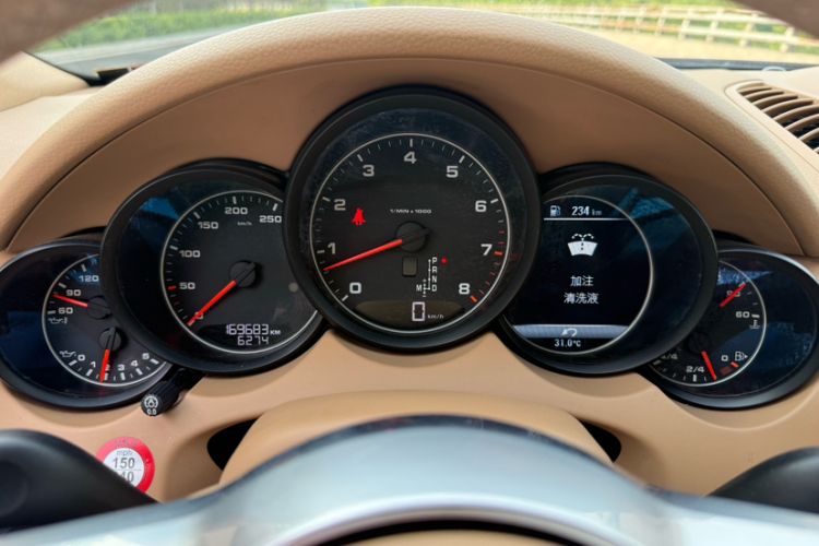 Used Porsche Cayenne 2016 Cayenne 3.0T Odometer Close Up