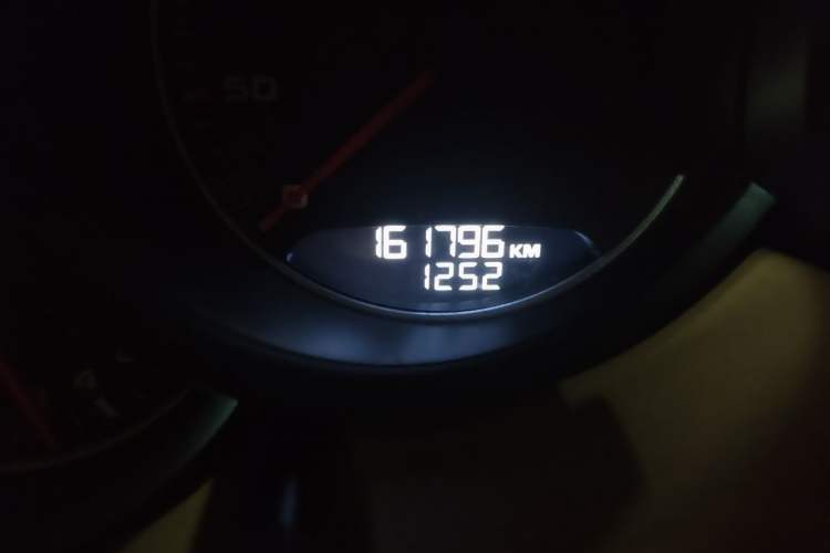 Used Porsche Cayenne 2016 Cayenne Platinum Edition 3.0T Odometer Close Up