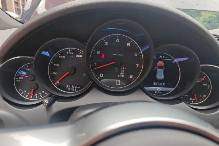 Used Porsche Cayenne 2016 Cayenne 3.0T Odometer Close Up