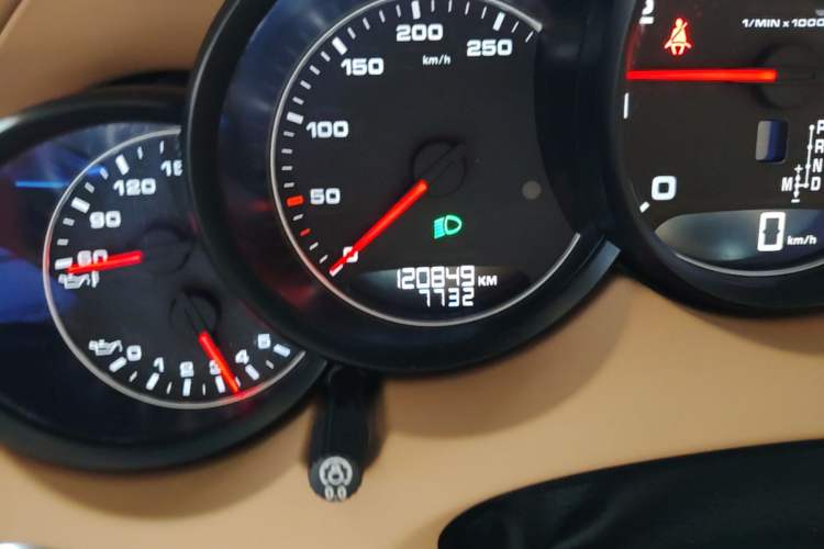 Used Porsche Cayenne 2016 Cayenne 3.0T Odometer Close Up