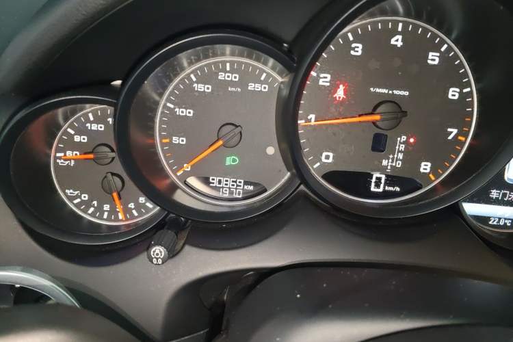 Used Porsche Cayenne 2016 3.0T parallel import Odometer Close Up