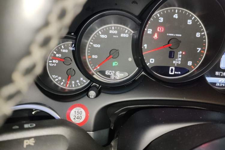 Used Porsche Cayenne 2016 Cayenne 3.0T Odometer Close Up