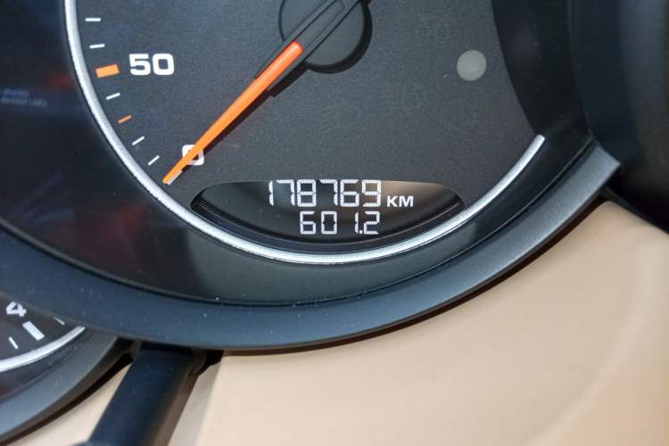 Used Porsche Cayenne 2016 Cayenne Platinum Edition 3.0T Odometer Close Up