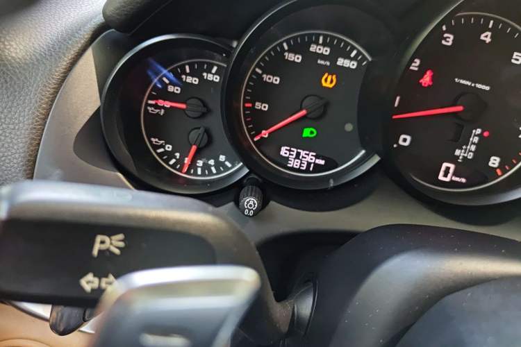 Used Porsche Cayenne 2016 Cayenne 3.0T Odometer Close Up
