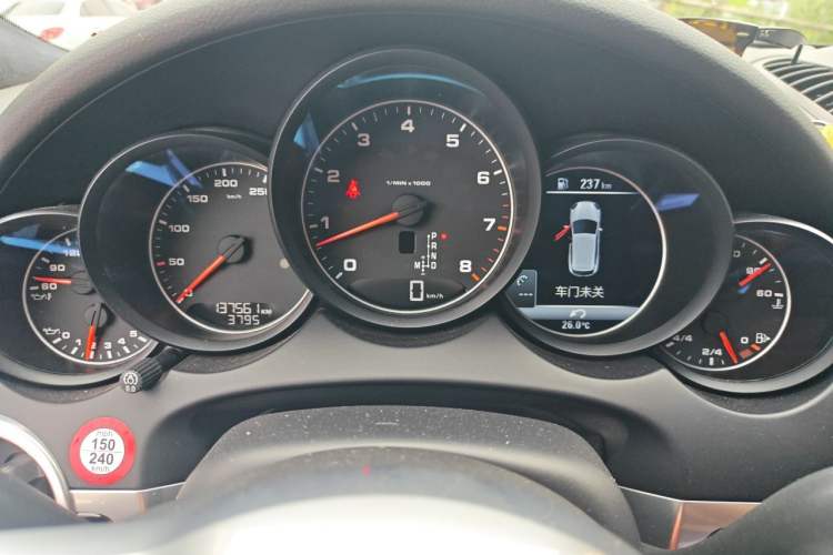 Used Porsche Cayenne 2016 Cayenne 3.0T Odometer Close Up