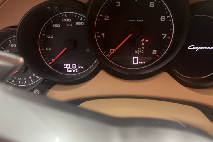 Used Porsche Cayenne 2016 Cayenne 3.0T Odometer Close Up