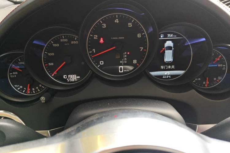 Used Porsche Cayenne 2016 Cayenne 3.0T Odometer Close Up