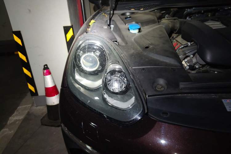 Used Porsche Cayenne 2016 Cayenne Platinum Edition 3.0T Right Front Headlight