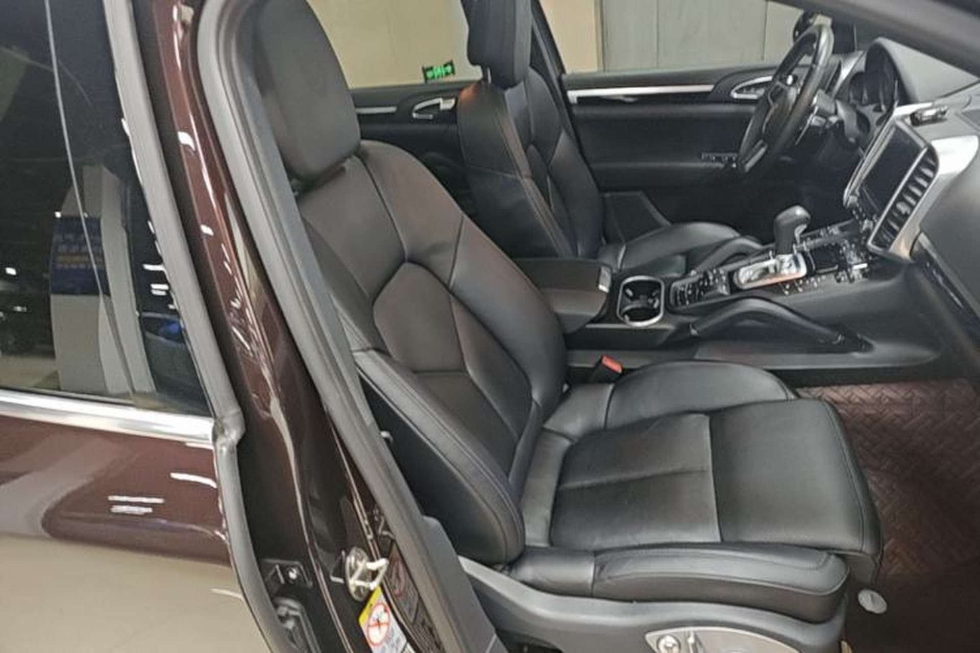 Used Porsche Cayenne 2016 Cayenne Platinum Edition 3.0T Right Front Seat