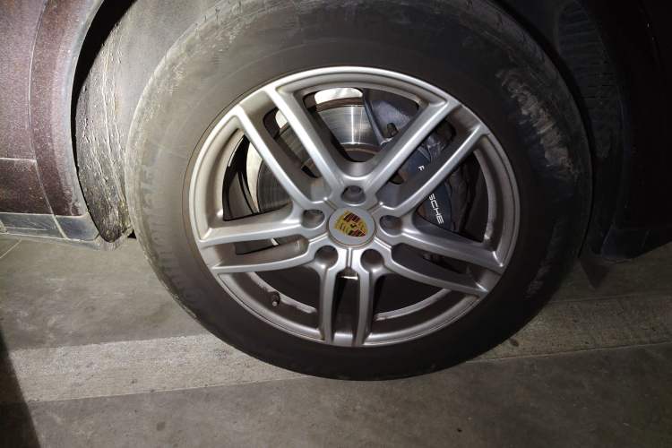 Used Porsche Cayenne 2016 Cayenne Platinum Edition 3.0T Right Front Wheel Hub