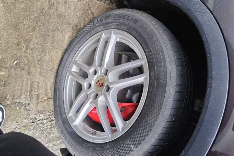 Used Porsche Cayenne 2016 Cayenne 3.0T Right Front Wheel Hub