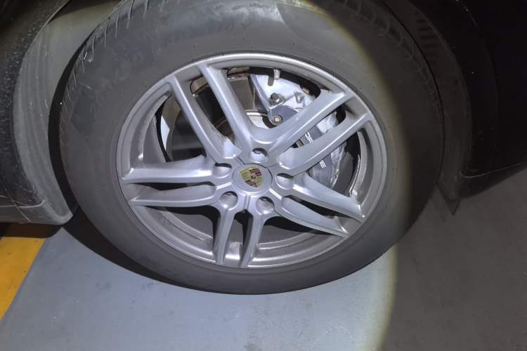 Used Porsche Cayenne 2016 Cayenne Platinum Edition 3.0T Right Front Wheel Hub