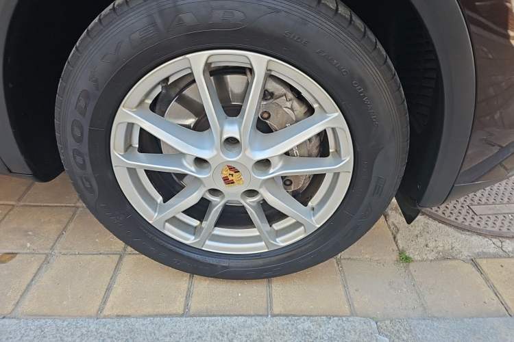 Used Porsche Cayenne  Right Front Wheel Hub