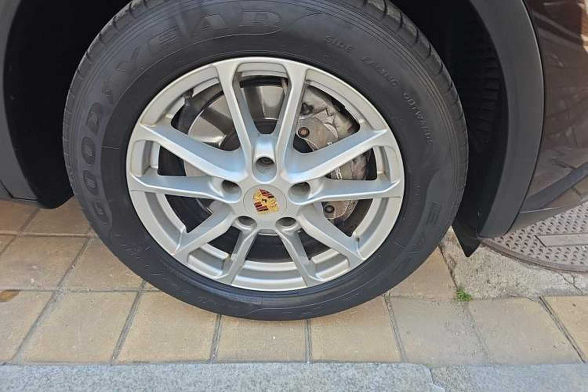 Used Porsche Cayenne  Right Front Wheel Hub
