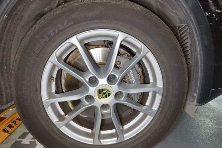 Used Porsche Cayenne 2016 Cayenne 3.0T Right Front Wheel Hub