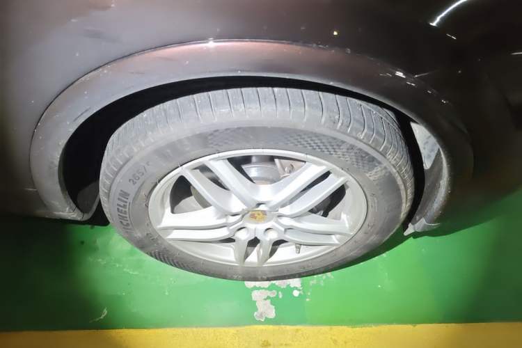 Used Porsche Cayenne 2016 Cayenne Platinum Edition 3.0T Right Front Wheel Hub
