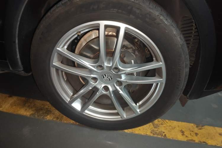 Used Porsche Cayenne 2016 Cayenne 3.0T Right Front Wheel Hub