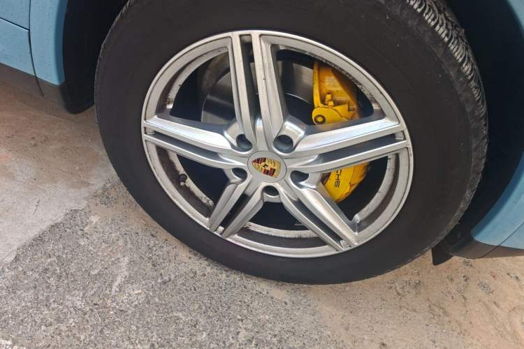 Used Porsche Cayenne 2016 Cayenne Platinum Edition 3.0T Right Front Wheel Hub