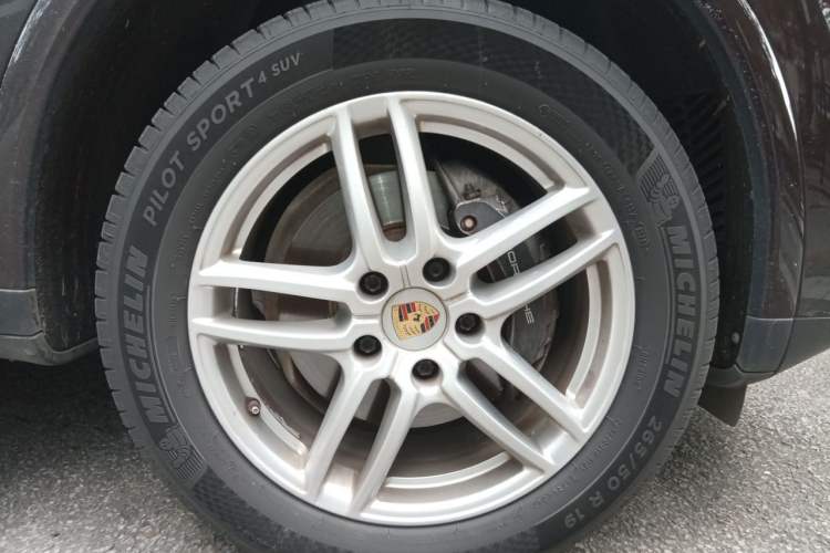 Used Porsche Cayenne 2016 Cayenne Platinum Edition 3.0T Right Front Wheel Hub