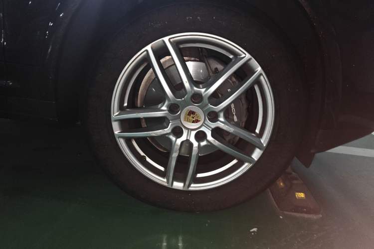 Used Porsche Cayenne 2016 Cayenne Platinum Edition 3.0T Right Front Wheel Hub