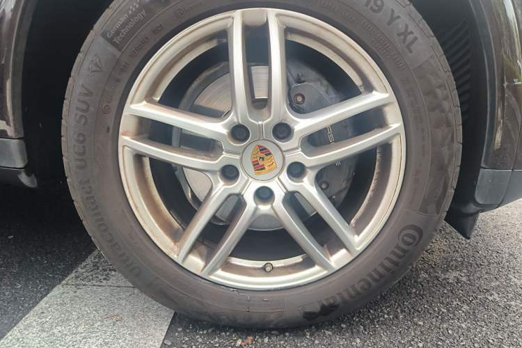 Used Porsche Cayenne 2016 Cayenne Platinum Edition 3.0T Right Front Wheel Hub