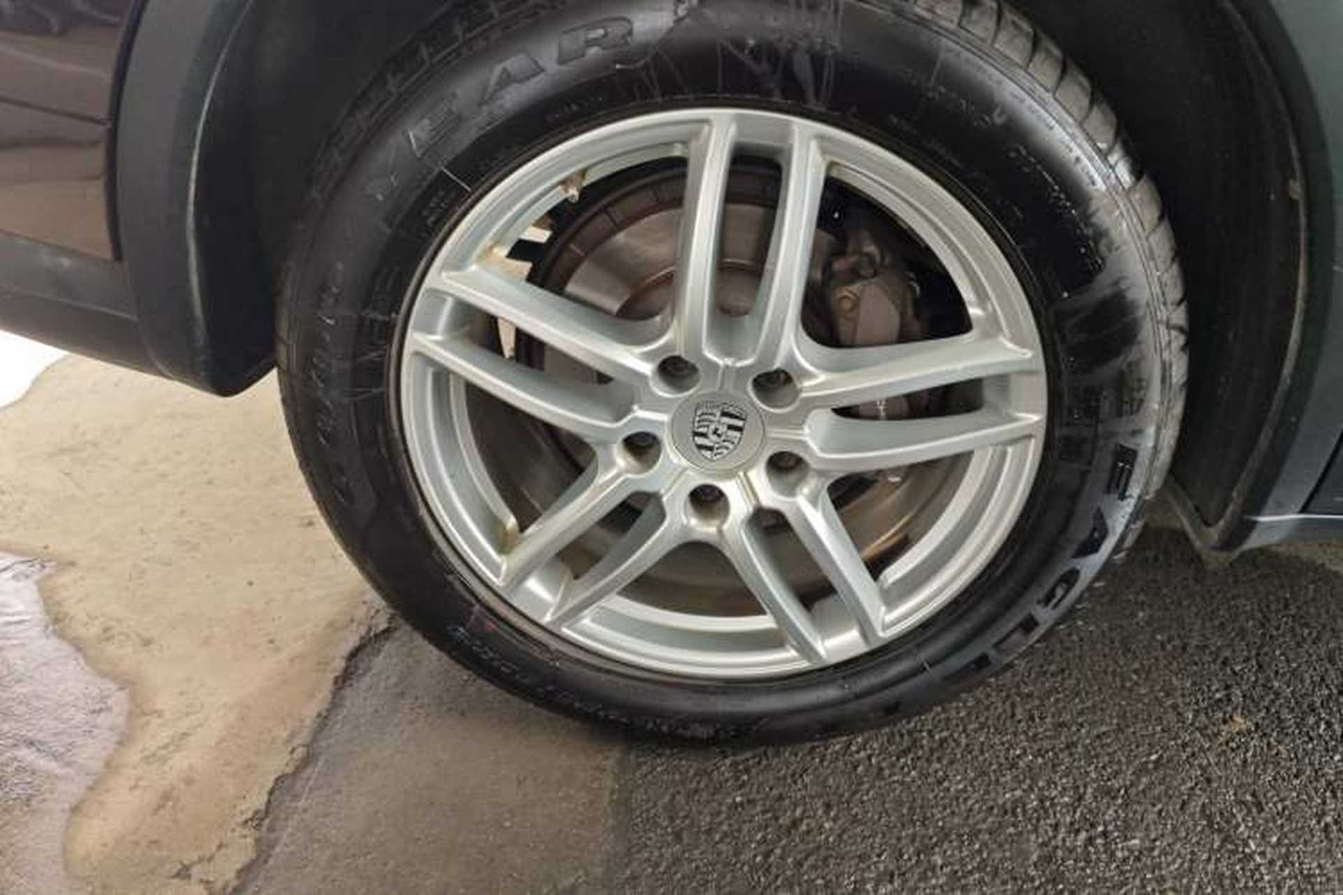 Used Porsche Cayenne 2016 Cayenne 3.0T Right Rear Wheel Hub