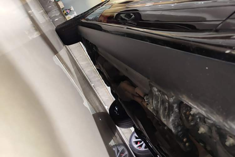 Used Porsche Cayenne 2016 Cayenne Platinum Edition 3.0T Right Side Sill