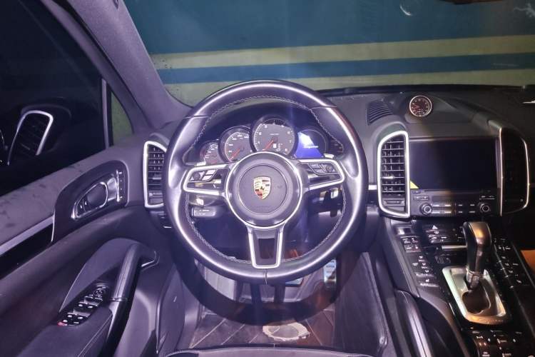 Used Porsche Cayenne 2016 Cayenne Platinum Edition 3.0T Steering Wheel