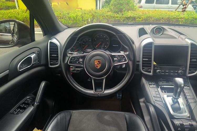 Used Porsche Cayenne 2016 Cayenne Platinum Edition 3.0T Steering Wheel