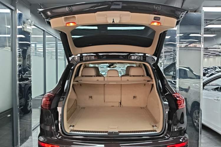 Used Porsche Cayenne 2016 Cayenne Platinum Edition 3.0T Trunk