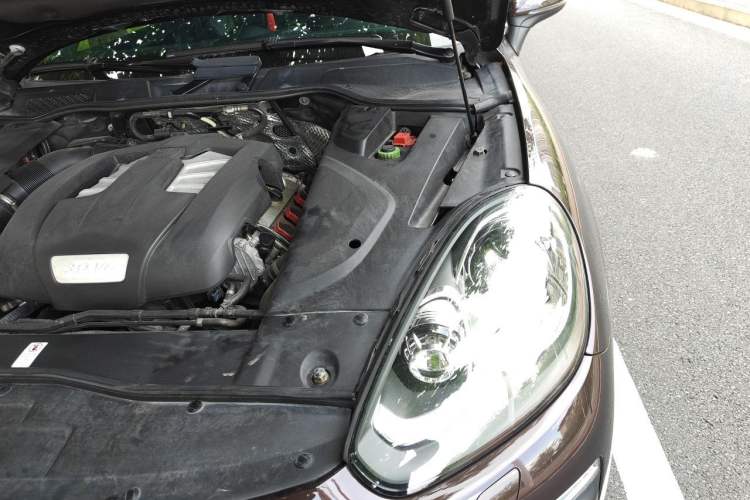 Used Porsche Cayenne 2016 Cayenne Platinum Edition 3.0T Engine Bay Left