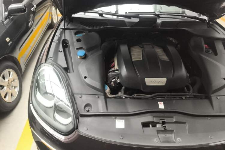 Used Porsche Cayenne 2016 Cayenne Platinum Edition 3.0T Engine Bay Right