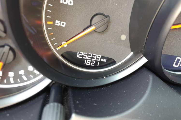 Used Porsche Cayenne 2016 Cayenne Platinum Edition 3.0T Odometer Close Up