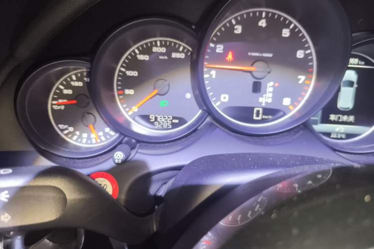 Used Porsche Cayenne 2016 Cayenne 3.0T Odometer Close Up