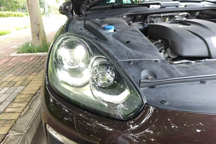 Used Porsche Cayenne 2016 Cayenne Platinum Edition 3.0T Right Front Headlight