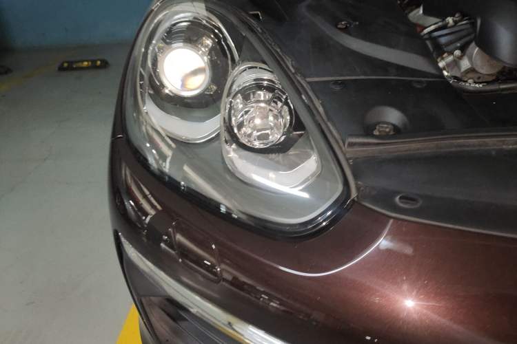 Used Porsche Cayenne 2016 Cayenne Platinum Edition 3.0T Right Front Headlight