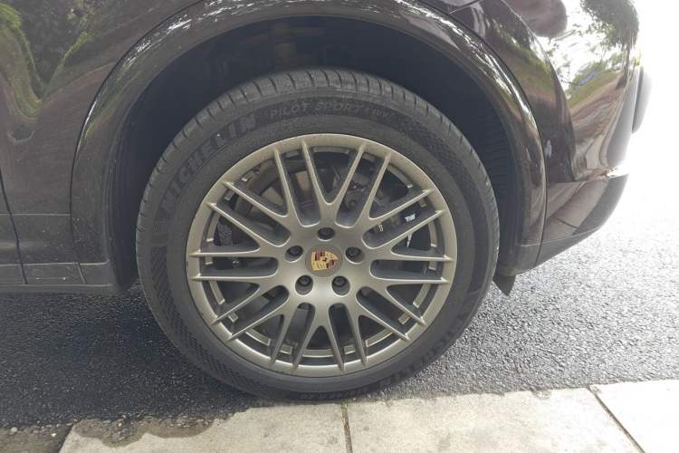 Used Porsche Cayenne 2016 Cayenne Platinum Edition 3.0T Right Front Wheel Hub