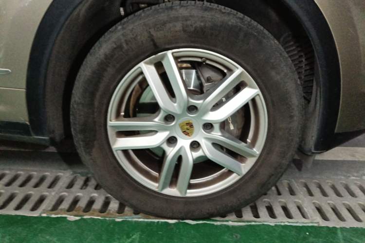 Used Porsche Cayenne 2016 Cayenne 3.0T Right Front Wheel Hub