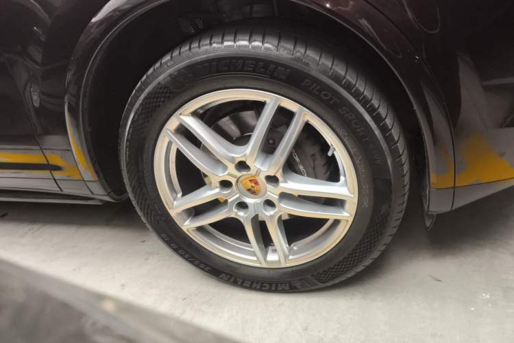 Used Porsche Cayenne 2016 Cayenne Platinum Edition 3.0T Right Front Wheel Hub