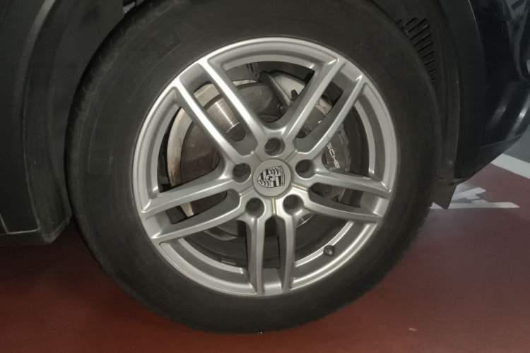Used Porsche Cayenne 2016 Cayenne 3.0T Right Front Wheel Hub