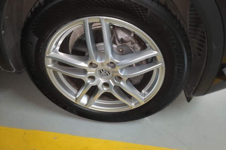 Used Porsche Cayenne 2016 Cayenne Platinum Edition 3.0T Right Front Wheel Hub