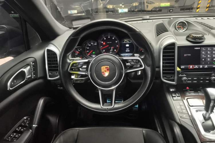 Used Porsche Cayenne 2016 Cayenne Platinum Edition 3.0T Steering Wheel