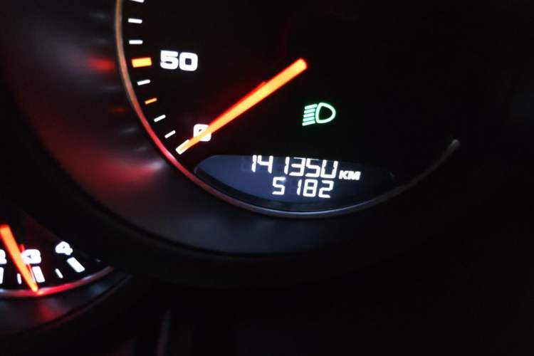 Used Porsche Cayenne 2016 Cayenne 3.0T Odometer Close Up