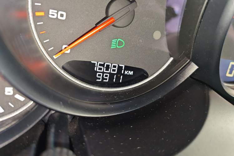 Used Porsche Cayenne 2016 Cayenne 3.0T Odometer Close Up