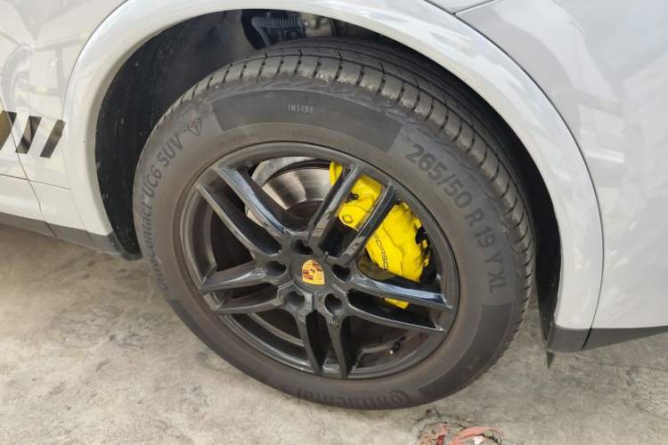 Used Porsche Cayenne 2016 Cayenne Platinum Edition 3.0T Right Front Wheel Hub