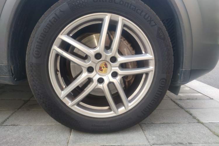Used Porsche Cayenne 2016 Cayenne Platinum Edition 3.0T Right Front Wheel Hub