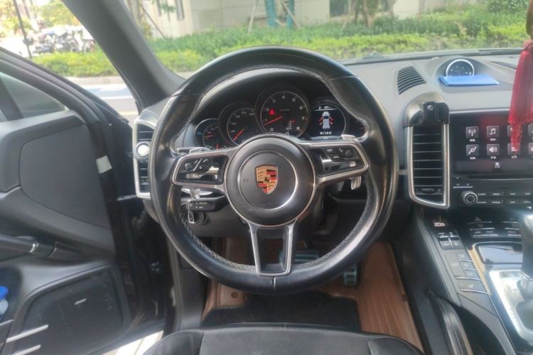 Used Porsche Cayenne 2016 Cayenne Platinum Edition 3.0T Steering Wheel