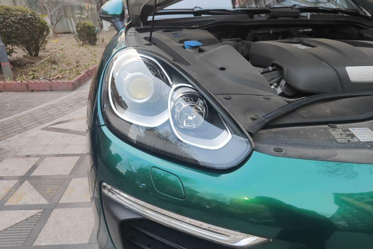 Used Porsche Cayenne 2016 Cayenne Platinum Edition 3.0T Right Front Headlight