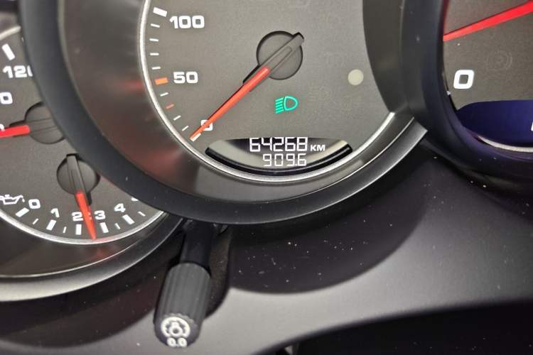 Used Porsche Cayenne 2016 Cayenne 3.0T Odometer Close Up